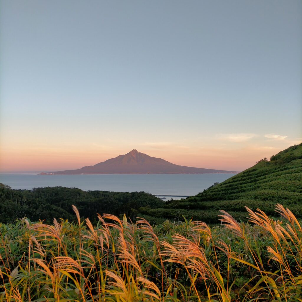 夕陽に染まる利尻富士