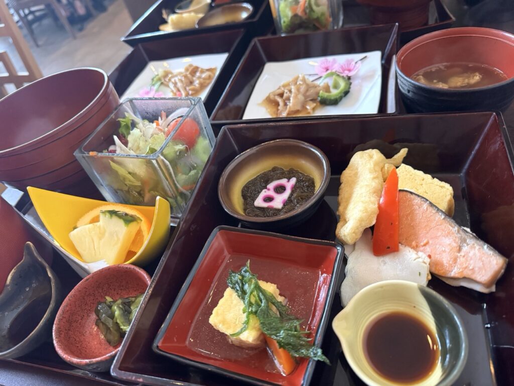 朝食 三段重