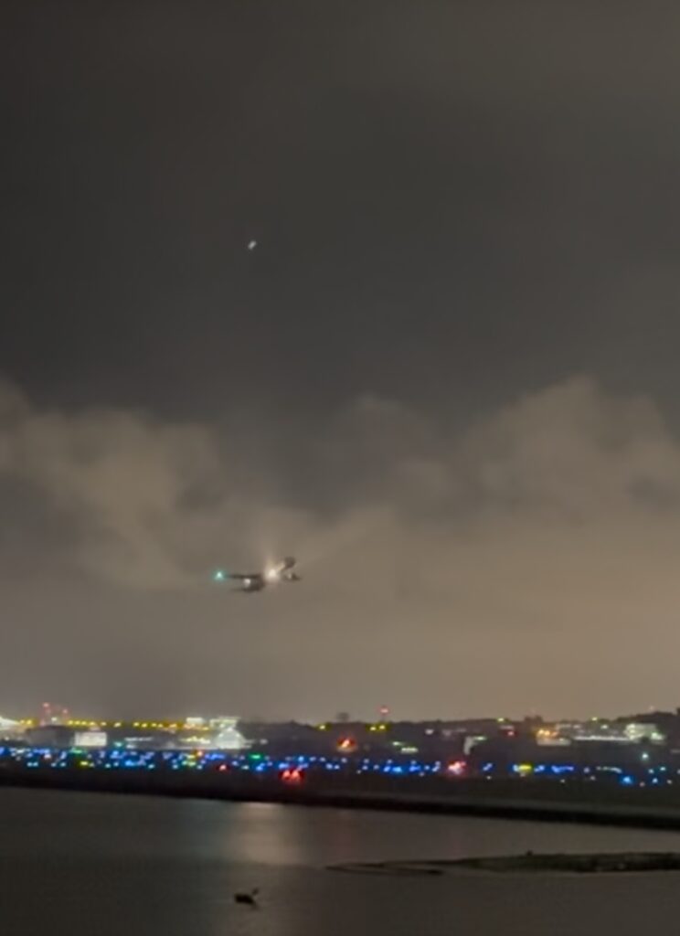 夜の飛行機