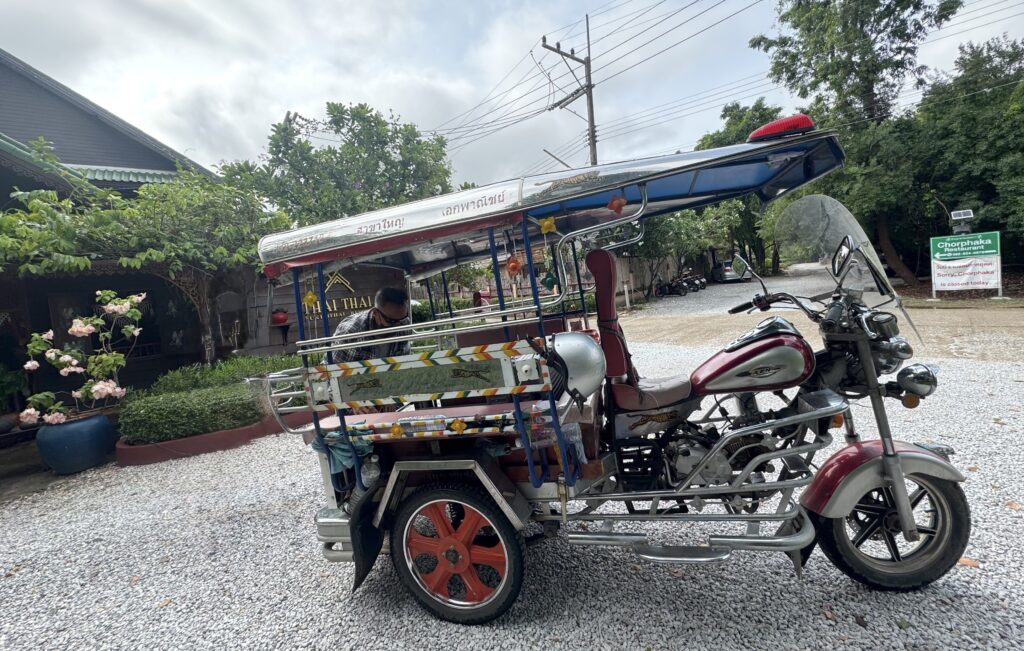 Thai Thai Sukhothai Resort で手配したトゥクトゥク