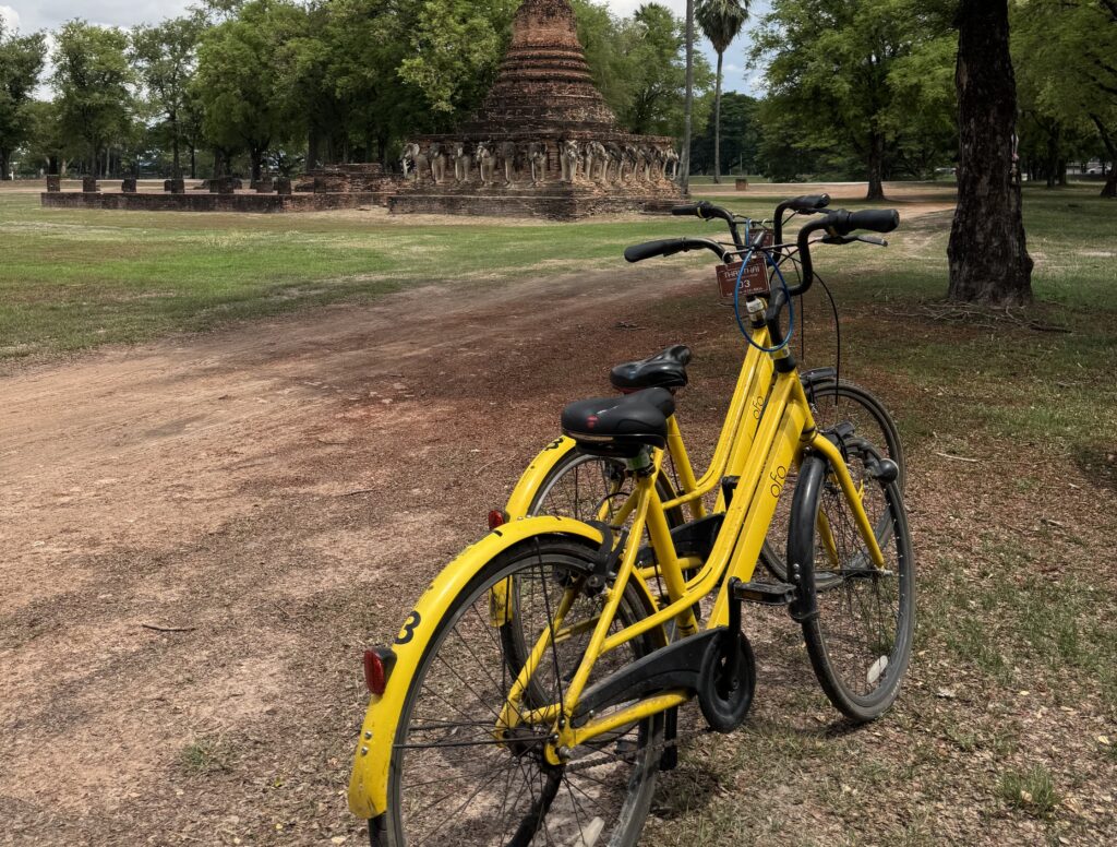 自転車で巡るスコータイ遺跡