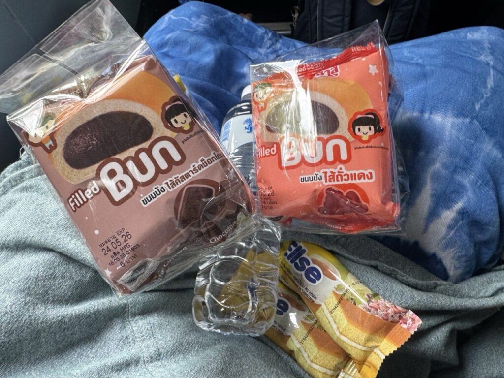 バスで配られた、水とパンとお菓子