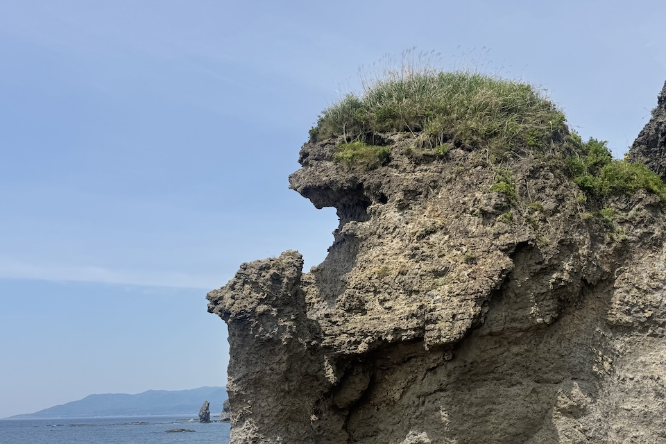 日本海側の道路ぞいにある、親子熊岩
